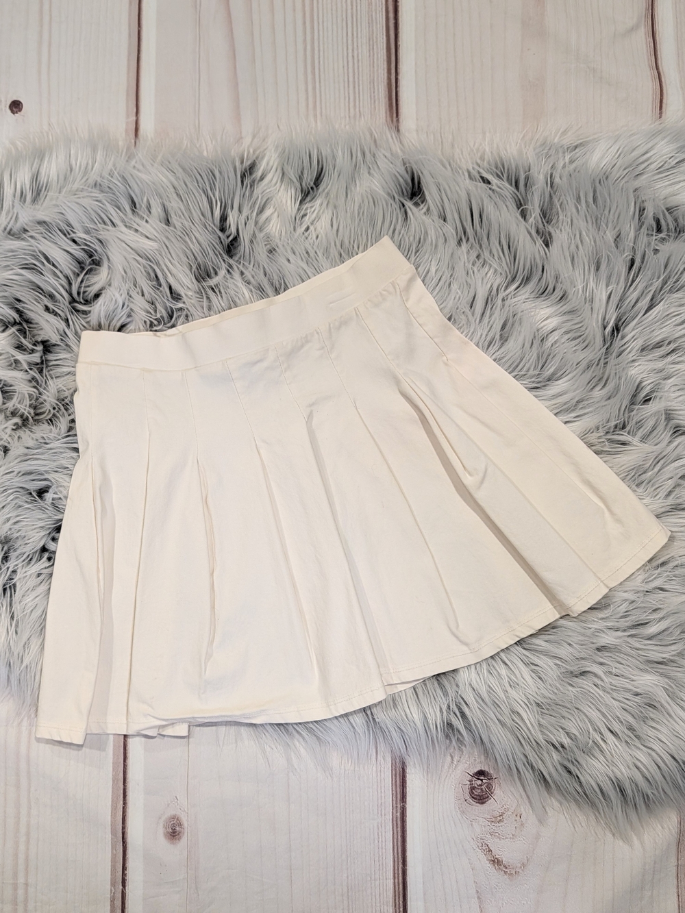 Women’s Pleated White Skirt